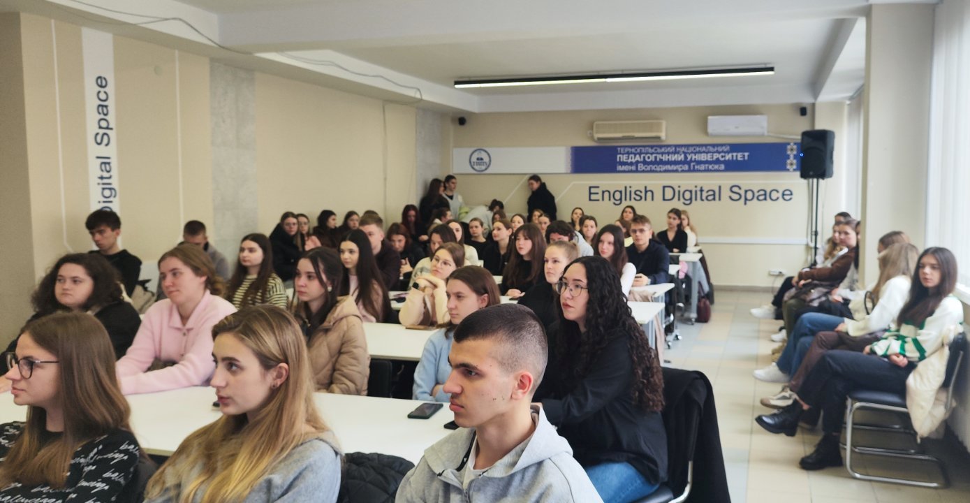 Студенти слухають казки